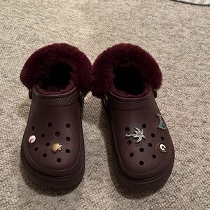 Crocs VEUC fur Lined Maroon platform Clogs with Charms women’s 9 men’s 7